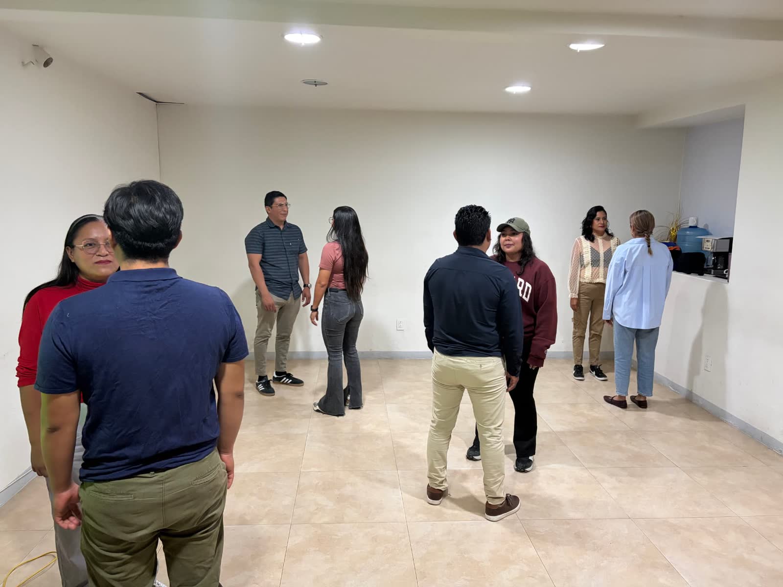Participantes de pie durante un ejercicio del Método TVA