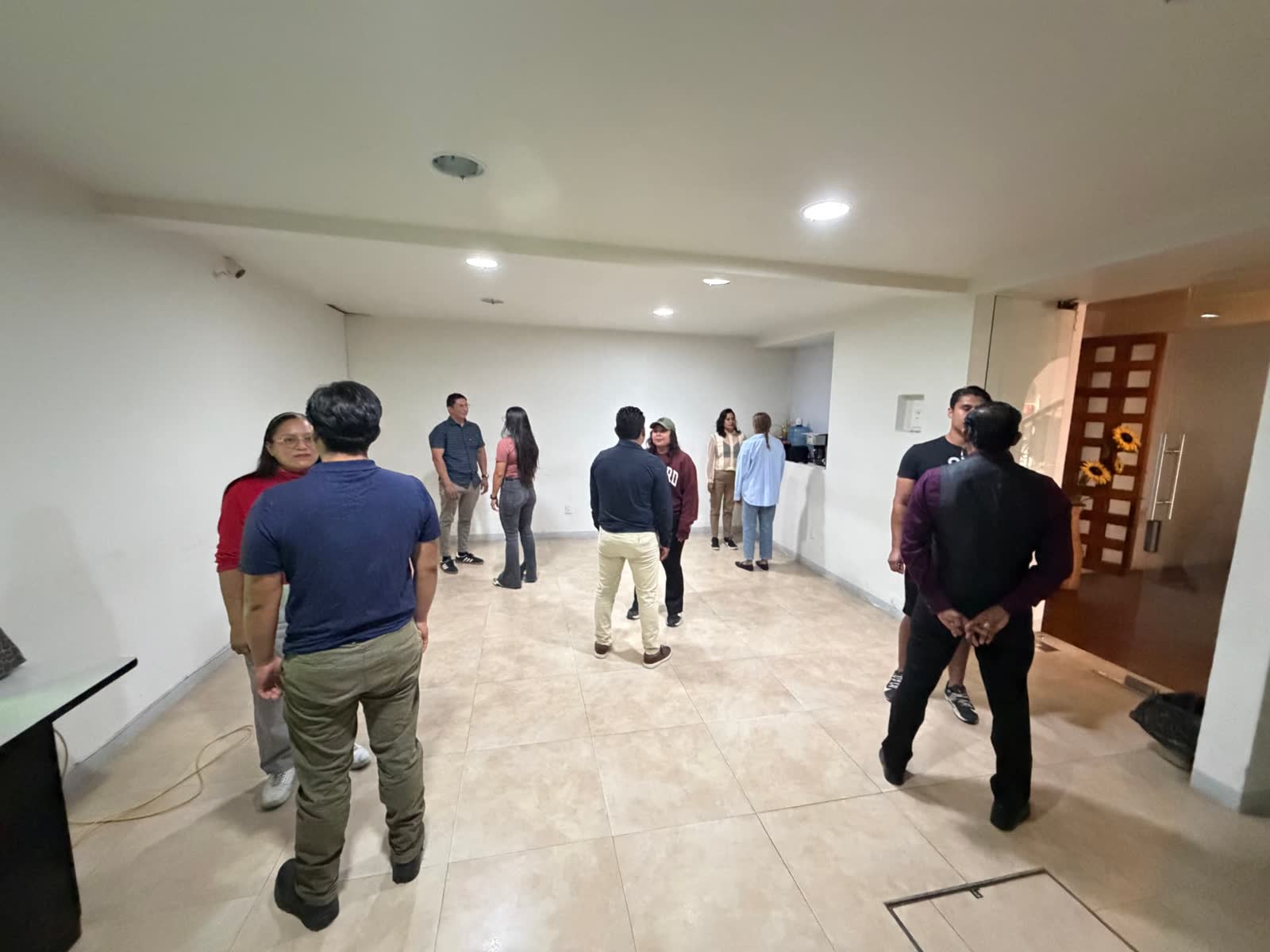 Grupo trabajando en la sala durante un entrenamiento TVA