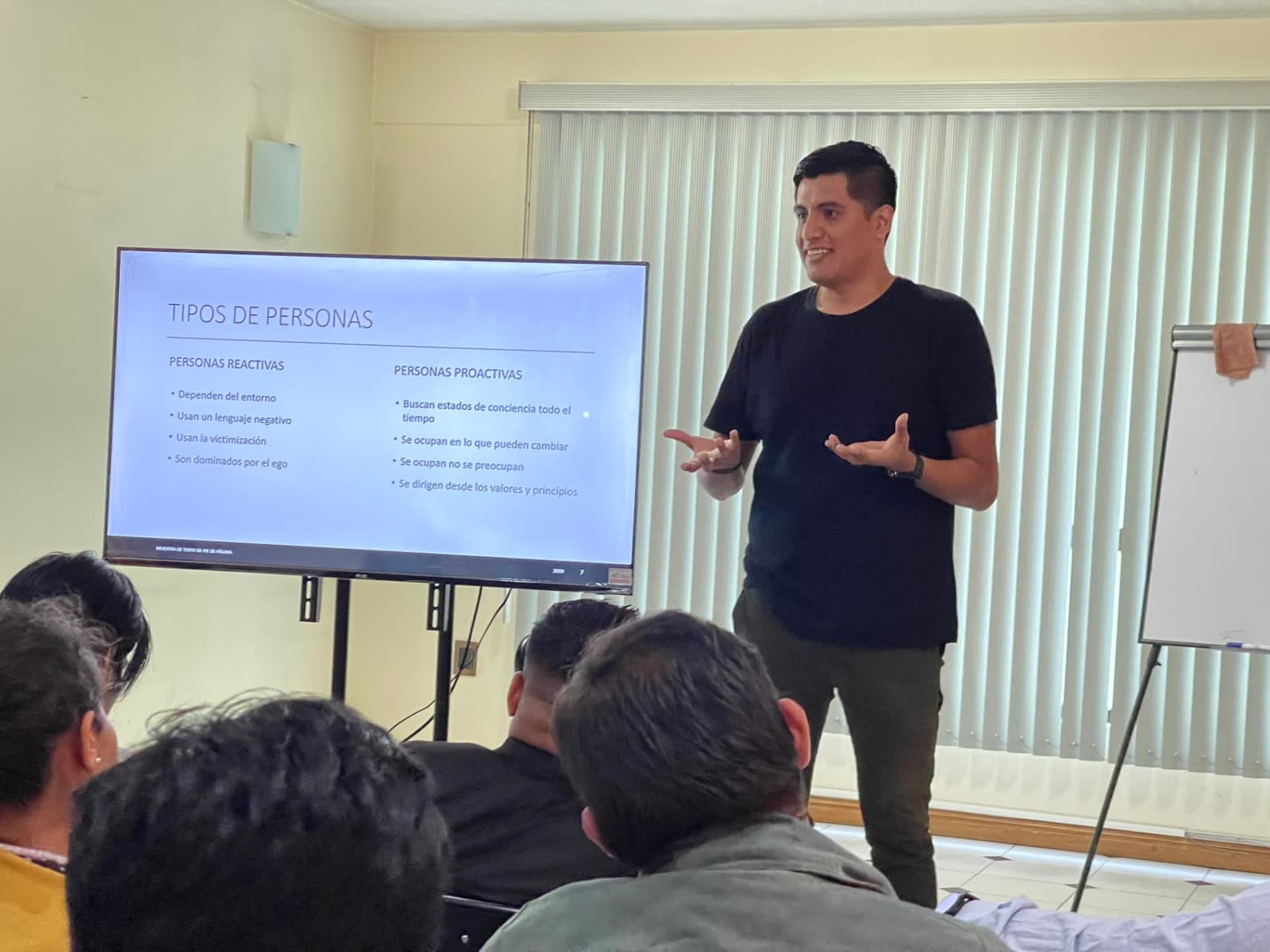 Alberto Campos comunicando frente a un grupo durante un taller