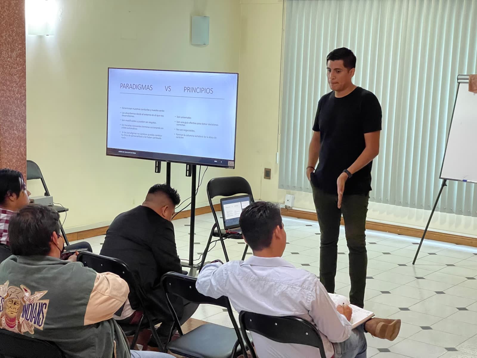 Alberto Campos durante una sesión sobre paradigmas y principios