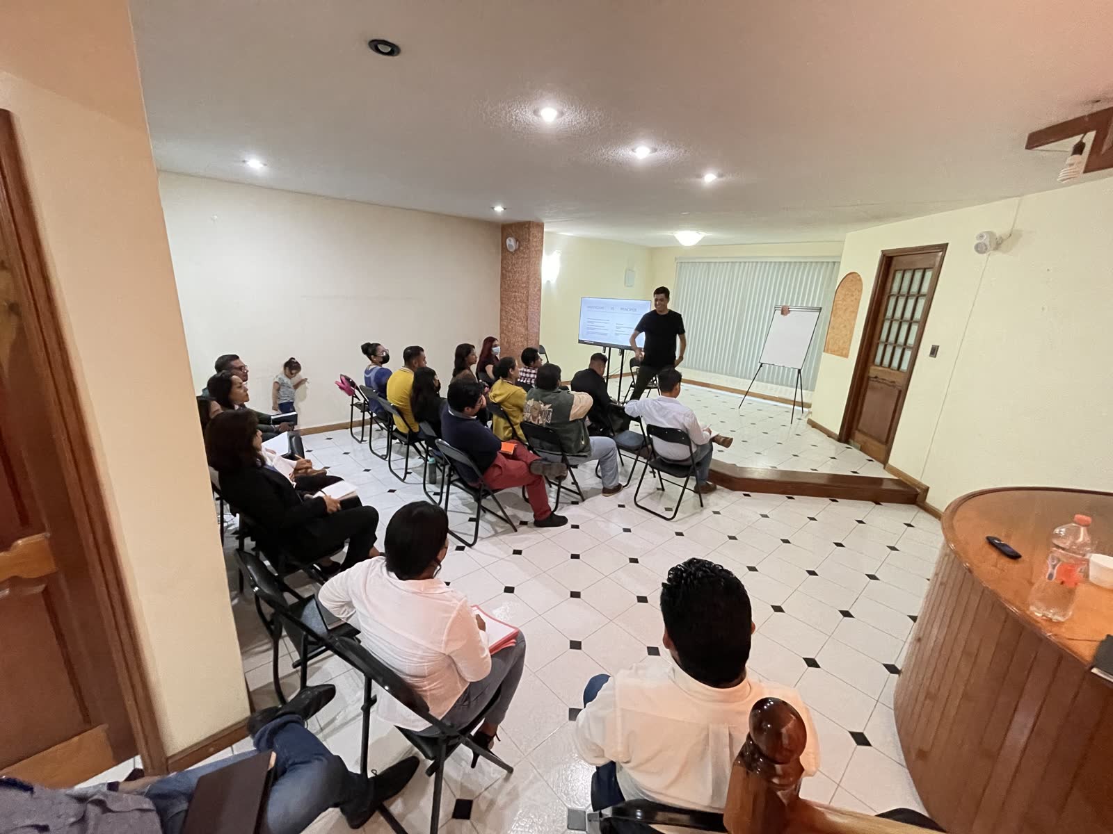 Sala de taller con participantes atentos a la sesión