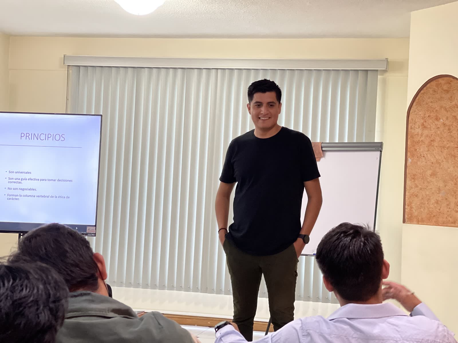Alberto Campos Méndez impartiendo un taller de Corporativo Konecta
